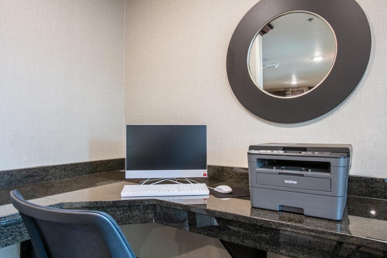 Cobblestone Inn & Suites - Pine Bluffs Bagian luar foto